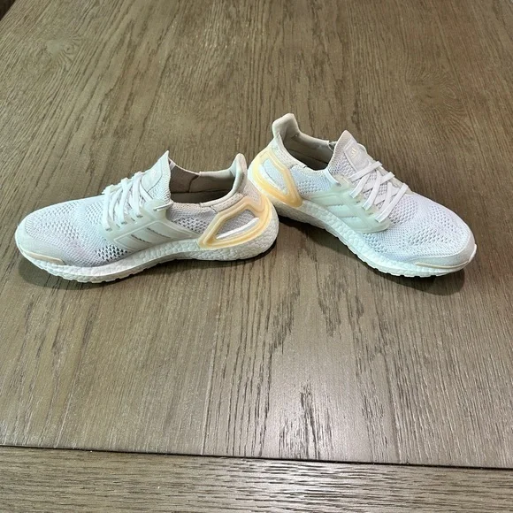 Adidas Women’s Ultraboost Size 7.5 - Picture 3 of 9